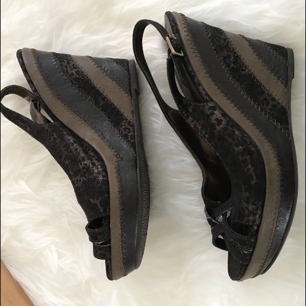 BUCKLE BKE Sole Wedge Leopard Print Sandal Sz 8